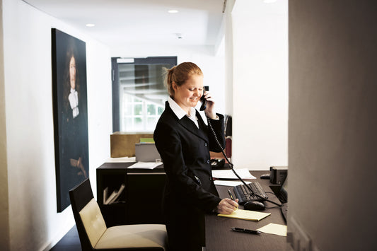 Virtuelle Assistenten entlasten Hotels. Doch wie geht das?