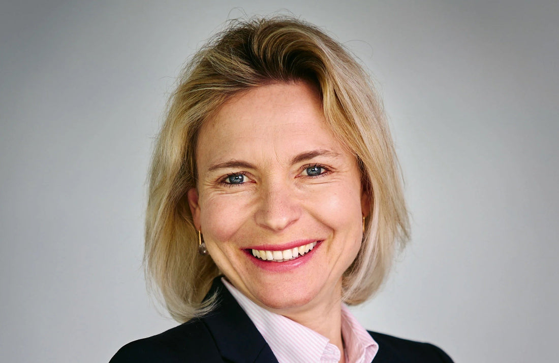Eine Frau gibt Vollgas