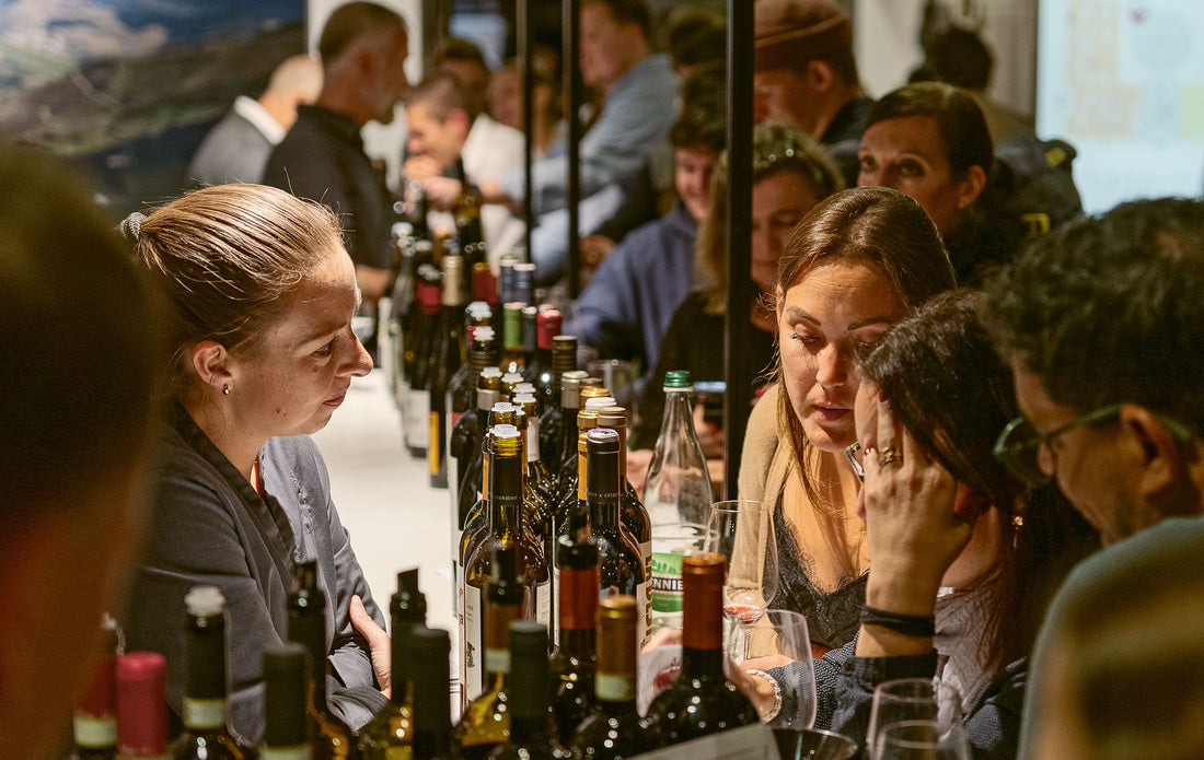 Weinfreunde treffen sich am Weinfestival Basel 2025